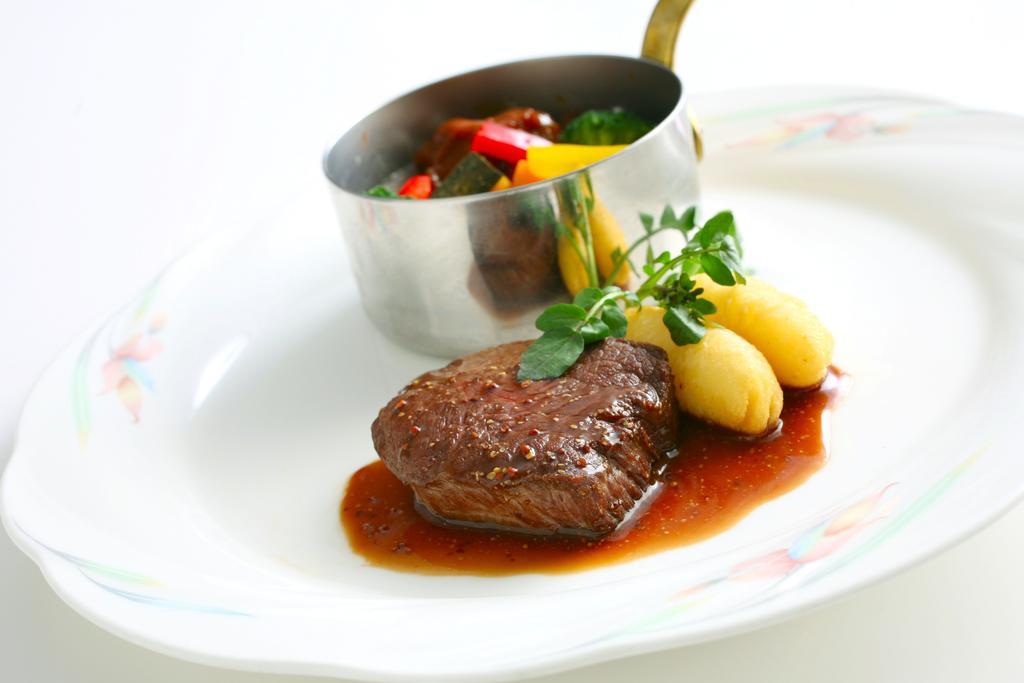 Hotel Port Plaza Chiba Exterior foto A steak prepared with the sauce